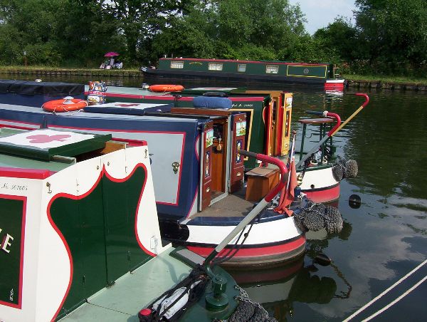 Narrow boat sterns at Saul, Gloucestershire. Photo: Jongleur100 