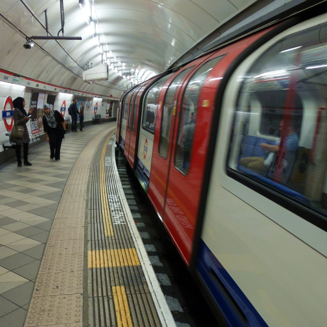 The Central line platform at Bank station with a 1-foot (30 cm) gap between the train and the platform edge. Photo: Cmglee