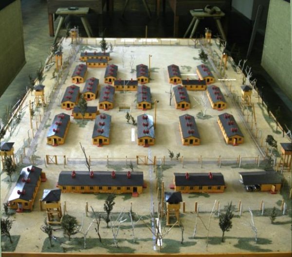 Model of the set used to film the movie The Great Escape. It depicts a smaller version of a single compound in Stalag Luft III. The model is now at the museum near where the prison camp was located. Image by the Wikigraphists of the Graphic Lab (fr).