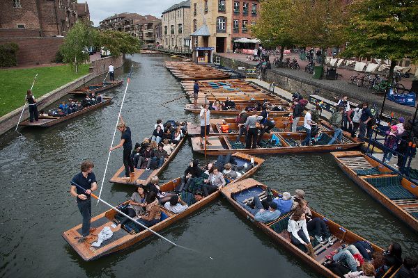 Punting in Cambridge. Or is it Oxford? Photo: Jorge Royan