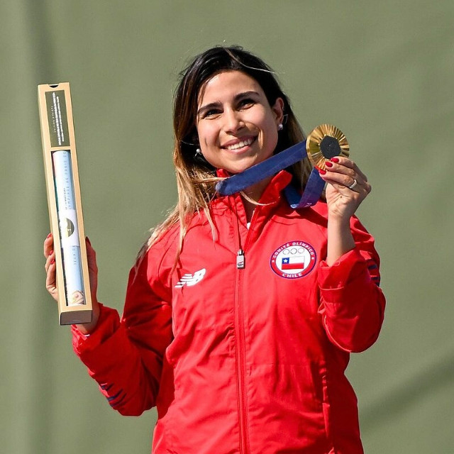 Francisca Crovetto holding the gold medal she won in the women