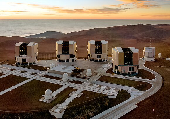 The four 8.2-metre Unit Telescopes of the Very Large Telescope, four 1.8-metre Auxiliary Telescopes and the VLT Survey Telescope (VST). Photo: ESO